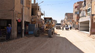 رصف طريق المستشفى ومقر جديد لهيئة الرعاية.. محافظ الأقصر يتفقد مشروعات العديسات