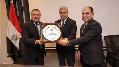 شريف فتحي يستعرض استراتيجية وزارة السياحة وأبرز محاورها مع أعضاء تنسيقية شباب الأحزاب والسياسيين