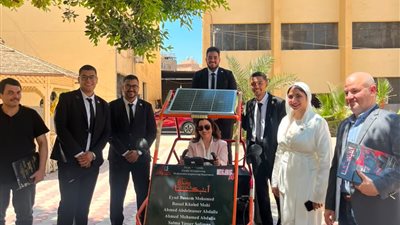 عربة كهربائية مدعومة بالطاقة الشمسية ضمن مشروعات تخرج طلاب الهندسة بالفيوم 