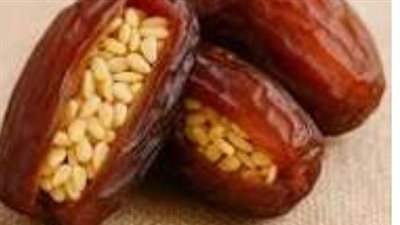 فوائد تناول السمسم مع البلح للجسم.. مزيج غذائي يمنح الطاقة ويدعم صحة العظام والقلب
