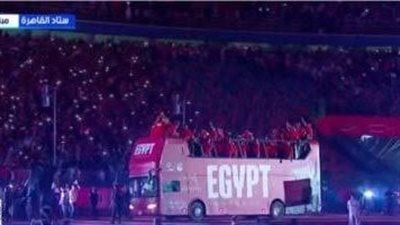الألعاب النارية تزين سماء ستاد القاهرة لحظة دخول أبطال المنتخب الوطني