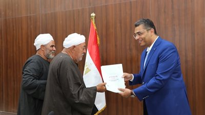 محافظ البحر الأحمر يسلم 80 عقدًا لتقنين وضع اليد للمواطنين 