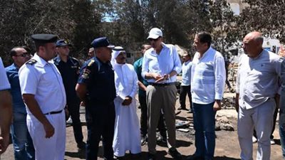محافظ جنوب سيناء يتفقد موقع حريق مخيم بمنطقة العصلة في دهب