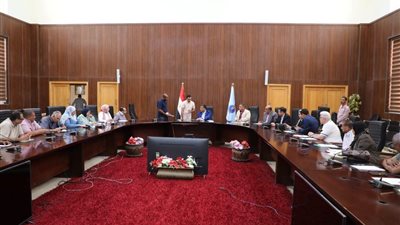 محافظ البحر الأحمر يوجه بحلول عاجلة لمطالب المواطنين