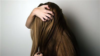 وصفات طبيعية لتكثيف الشعر.. طرق منزلية تدعم صحة البصيلات 