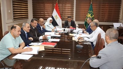 محافظ القليوبية يبحث تجديد شاغلي الوظائف القيادية
