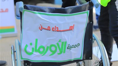 تسليم 12 كرسي متحرك لغير القادرين بالمنيا