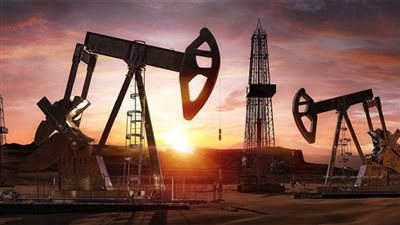 النفط يواصل مكاسبه مع إعادة فرض الحصار البحري على الموانئ الإيرانية