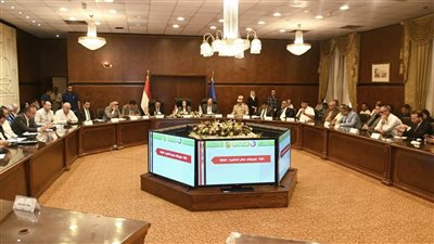 محافظ البحيرة تناقش الموقف التنفيذي للمشروعات والخطط الجاري تنفيذها