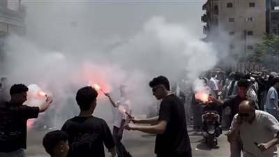 أخيرًا.. انتهت الثانوية والورود والطبل والالعاب النارية في استقبال الطلاب