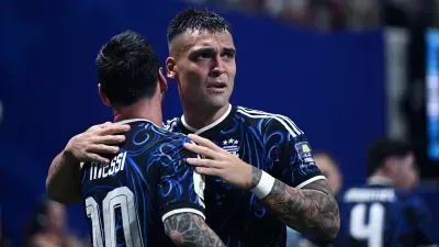 أسطورة إنجلترا يعترف بتفوق الأرجنتين: “المنتخب الأفضل حسم التأهل”
