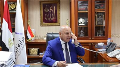 وزير النقل يتصل بسيدة تصدت لرشق قطار بالحجارة في أسوان ويكرمها الأسبوع المقبل