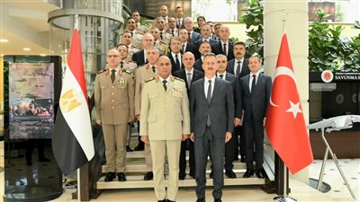 وزير الدفاع يعود إلى القاهرة بعد زيارة رسمية لتركيا لدعم وتعزيز التعاون بين البلدين
