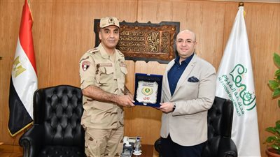 محافظ الفيوم يُكرم المستشار العسكري السابق للمحافظة
