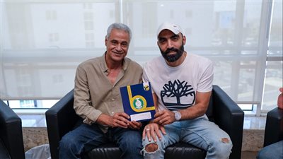 الأسطورة أحمد صلاح يرتدي قميص بتروجت للكرة الطائرة