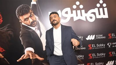 أحمد العوضي يشاهد 