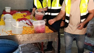  ضبط 2 طن حلوى منتهية الصلاحية داخل مصنع غير مرخص بالغربية