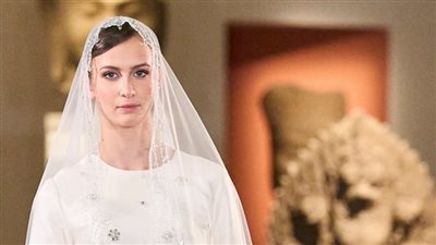 أجدد موديلات فساتين زفاف صيفية للمحجبات بأكمام من الساتان البارد.. أناقة محتشمة ولمسات عصرية