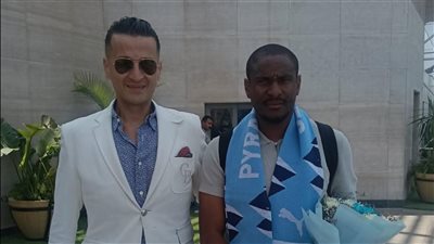 موكوينا يصل مطار القاهرة.. الجنوب أفريقي يستعد لبداية مهامه مع بيراميدز
