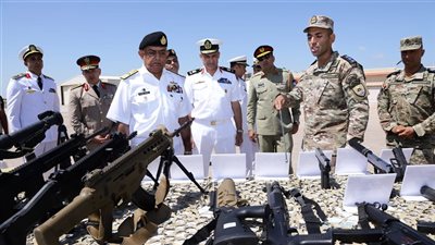 قائد القوات البحرية يناقش التعاون العسكري المشترك  مع رئيس هيئة الأركان البحرية الباكستانية