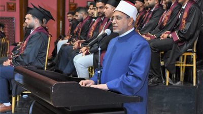 رئيس جامعة الأزهر يشهد حفل تخرج طلاب كلية الهندسة للبنين بقنا