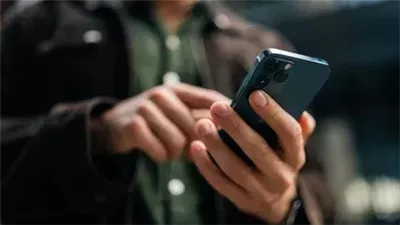 هل تفرض نماذج الذكاء الاصطناعي رقابة على المستخدمين؟ تقرير يجيب
