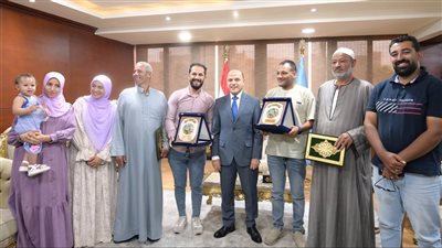 محافظ الغربية يكرّم بطلي إنقاذ أسرة من داخل سيارة سقطت في الترعة