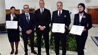 تكريم الطبيبة مروة صلاح تقديرًا لموقفها الإنساني على رحلة لمصر للطيران