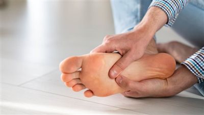 تنميل القدمين.. أسباب الشعور بالوخز ومتى يحتاج إلى فحص؟