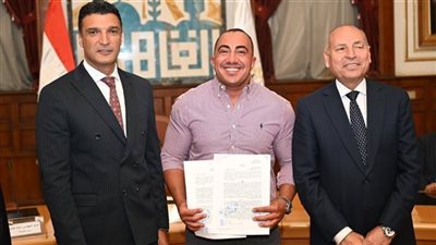 وزير الصناعة يسلم 40 عقد تقنين أوضاع لمصانع وورش بمنطقة شق الثعبان الصناعية