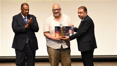 تكريم الفنان بيومي فؤاد بافتتاح الدورة الـ19 من مهرجان قسم المسرح الدولي