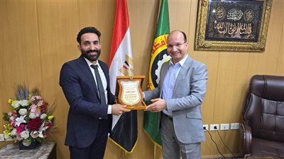  وكيل صحة الدقهلية يُكرّم رئيس قسم جراحة الوجه والفكين بمستشفى شربين 