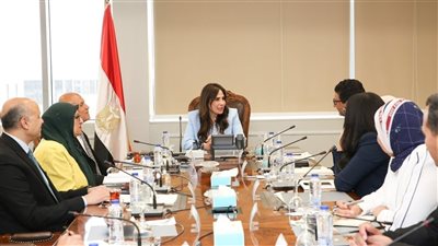 وزيرة الإسكان تبحث مع 