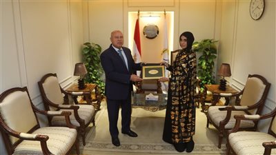 وزير النقل يكرم سيدة أسوان تقديرًا لموقفها الوطني المشرف في التصدي لرشق قطار بالحجارة ويوفر لها فرصة عمل