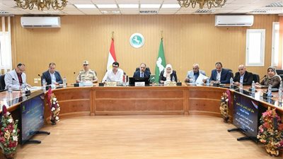 محافظ الشرقية يوجه بتوفير 12 فرصة عمل وإعانات عاجلة لـ 8 حالات