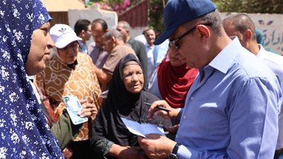محافظ المنيا يلتقي المواطنين ويوجه بسرعة الاستجابة لمطالبهم بأبوقرقاص 