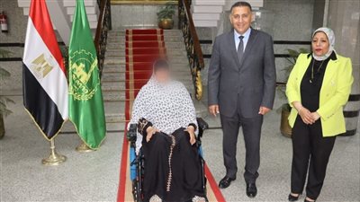محافظ القليوبية يسلّم كرسيين كهربائيين لاثنين من ذوي الهمم استجابةً لطلباتهما
