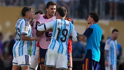 فيفا يفتح تحقيقًا في أحداث نهائي كأس العالم بعد اشتباكات بين لاعبي إسبانيا والأرجنتين