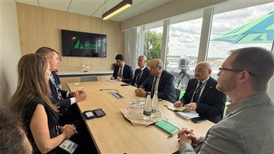 وزير الطيران يبحث مع «Acron Aviation» البريطانية توسيع التعاون في تقنيات التدريب والمحاكاة