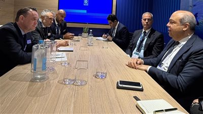 وزير الطيران يبحث مع مسؤولي «رولز-رويس» سبل تعزيز الشراكة
