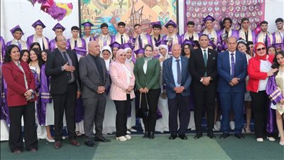 نقيب المعلمين يشهد احتفالية تخرج طلاب الدبلومة الأمريكية بالمدرسة القومية بالعجوزة
