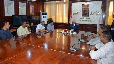 محافظ الأقصر يستقبل وفد من أهالي جزيرة الكروم بإسنا ويبحث مطالبهم الخدمية والتنموية