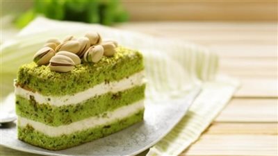 كيكة الفستق الإسفنجية بصوص الشوكولاتة البيضاء.. حلوى فاخرة بمذاق ناعم