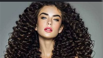 وصفات طبيعية تعيد لمعان الشعر الكيرلي.. خطوات بسيطة لاستعادة الحيوية والنعومة