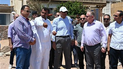 محافظ جنوب سيناء يتفقد المناطق المحرومة من الصرف الصحي بالعصلة بمدينة دهب 