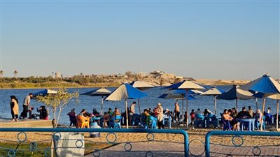  إقبال كثيف على شواطئ قناة السويس والبحيرات
