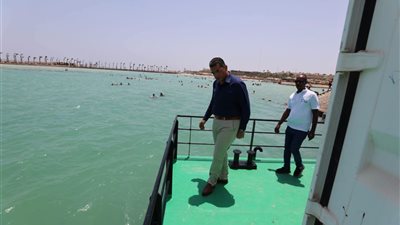محافظ البحر الأحمر يتفقد المكتبة الرقمية العائمة بمنتجع العائلات