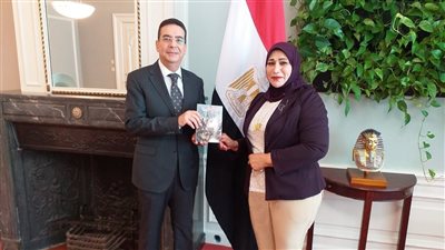 سفير مصر في هولندا يستقبل الكاتبة فكرية أحمد بمكتبه