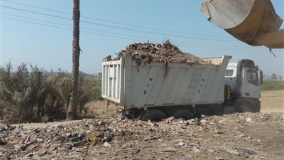 رفع 179 طنًا من المخلفات والتراكمات باستهداف 26 شارعًا وميدانًا بصدفا أسيوط