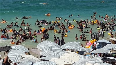مع تصاعد درجات الحرارة.. إقبال كثيف على شواطئ عروس البحر المتوسط هربًا من الأجواء الساخنة 